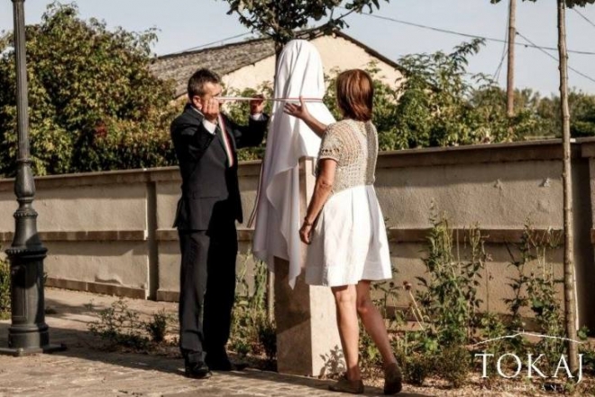 Tokaj hírvivőjének szobrát avatják pénteken