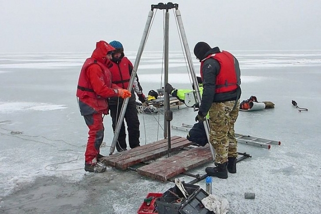 Kutatók fúrtak a Balaton jegén