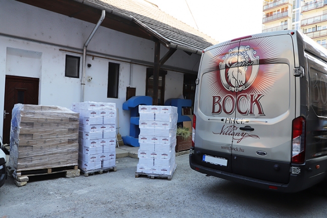A Bock Borászat nyolcmillió forint értékű adománnyal segíti az idősotthonok lakóit