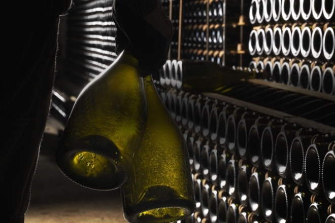 Közel kétmilliárd forint értékű bort loptak el