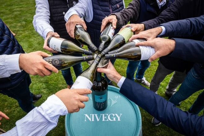 Új közös védjegyű bor született a Nivegy-völgy szívében