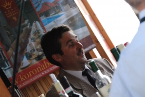 És elárasztá a tömeg...