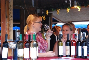 És elárasztá a tömeg...