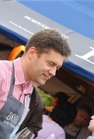 És elárasztá a tömeg...