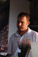 És elárasztá a tömeg...