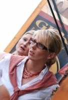 És elárasztá a tömeg...