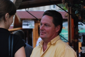 És elárasztá a tömeg...