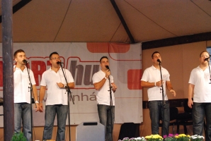 És elárasztá a tömeg...