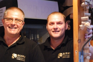 És elárasztá a tömeg...