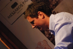 És elárasztá a tömeg...