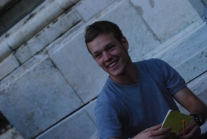 És elárasztá a tömeg...