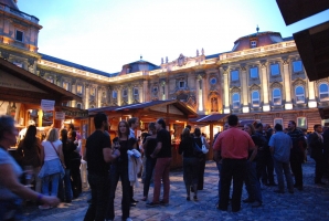 És elárasztá a tömeg...