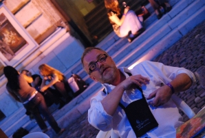 És elárasztá a tömeg...