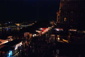 És elárasztá a tömeg...