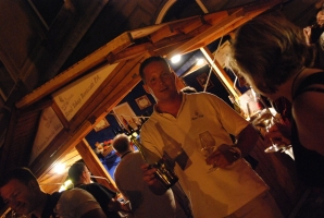 És elárasztá a tömeg...