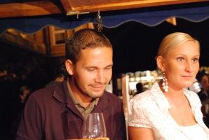 És elárasztá a tömeg...