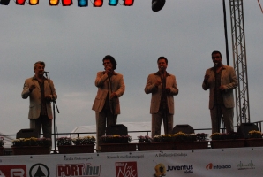 És a tömeg nem csökken... (folytatás a Budai várból)