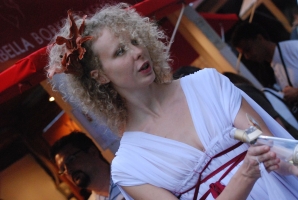 És a tömeg nem csökken... (folytatás a Budai várból)