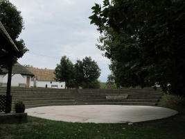 Györköny szőlősorai közt