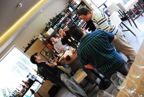 Gizella és Németh János a Vinoport Borbárban