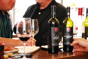 Gizella és Németh János a Vinoport Borbárban