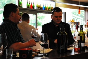 Gizella és Németh János a Vinoport Borbárban