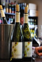 Gizella és Németh János a Vinoport Borbárban