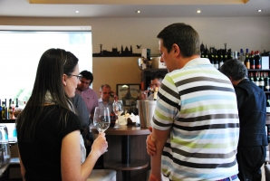 Gizella és Németh János a Vinoport Borbárban