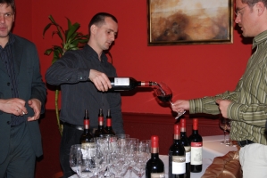 Závada Pál felolvasóestje Vylyan borokkal