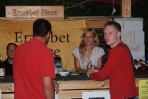 Vasárnap este a második Csopaki Borfaluban